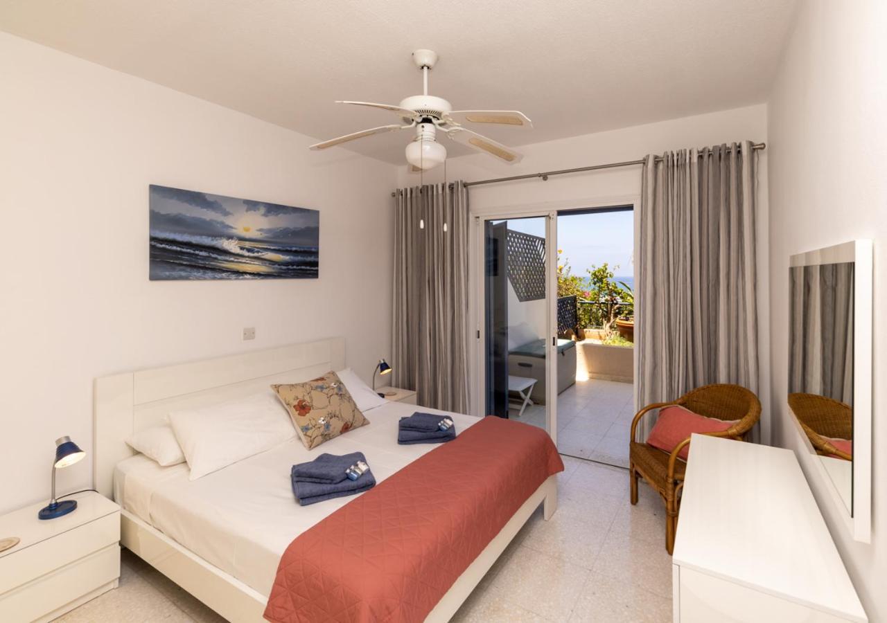 105 Kings Palace - Fabulous 2 Bed, 2 Bath, Large Patio With Garden - Sea Views Paphos Bagian luar foto