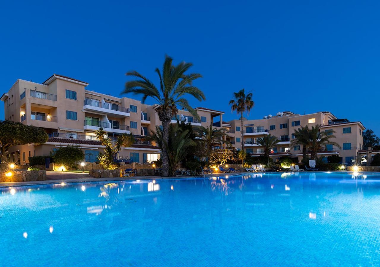 105 Kings Palace - Fabulous 2 Bed, 2 Bath, Large Patio With Garden - Sea Views Paphos Bagian luar foto