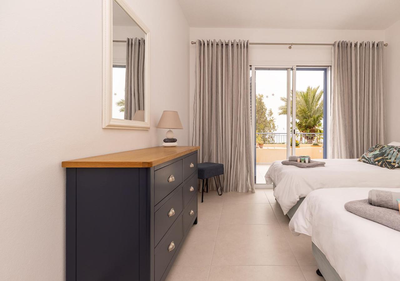 105 Kings Palace - Fabulous 2 Bed, 2 Bath, Large Patio With Garden - Sea Views Paphos Bagian luar foto