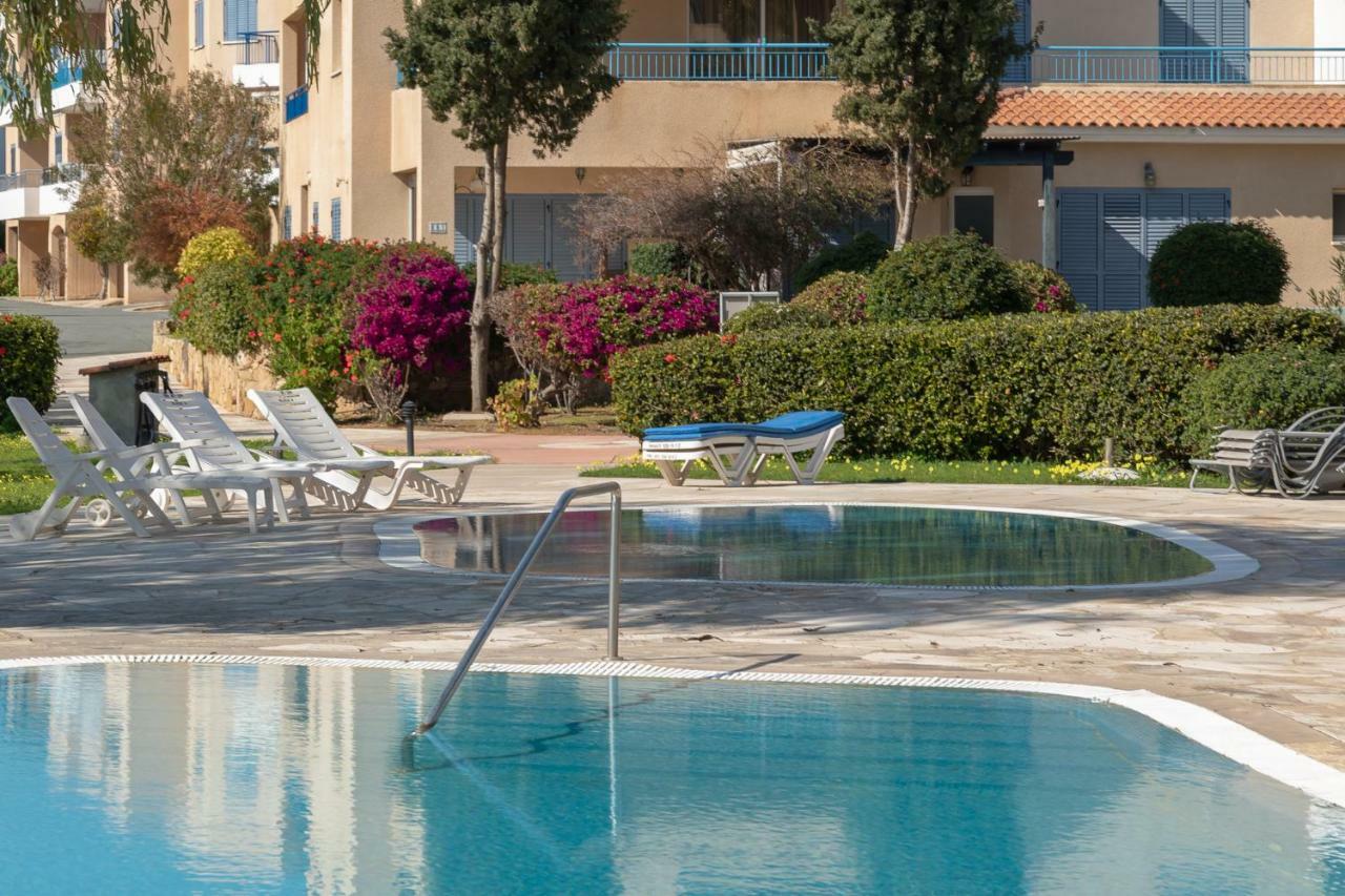 105 Kings Palace - Fabulous 2 Bed, 2 Bath, Large Patio With Garden - Sea Views Paphos Bagian luar foto