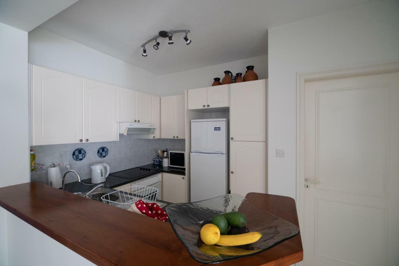 105 Kings Palace - Fabulous 2 Bed, 2 Bath, Large Patio With Garden - Sea Views Paphos Bagian luar foto